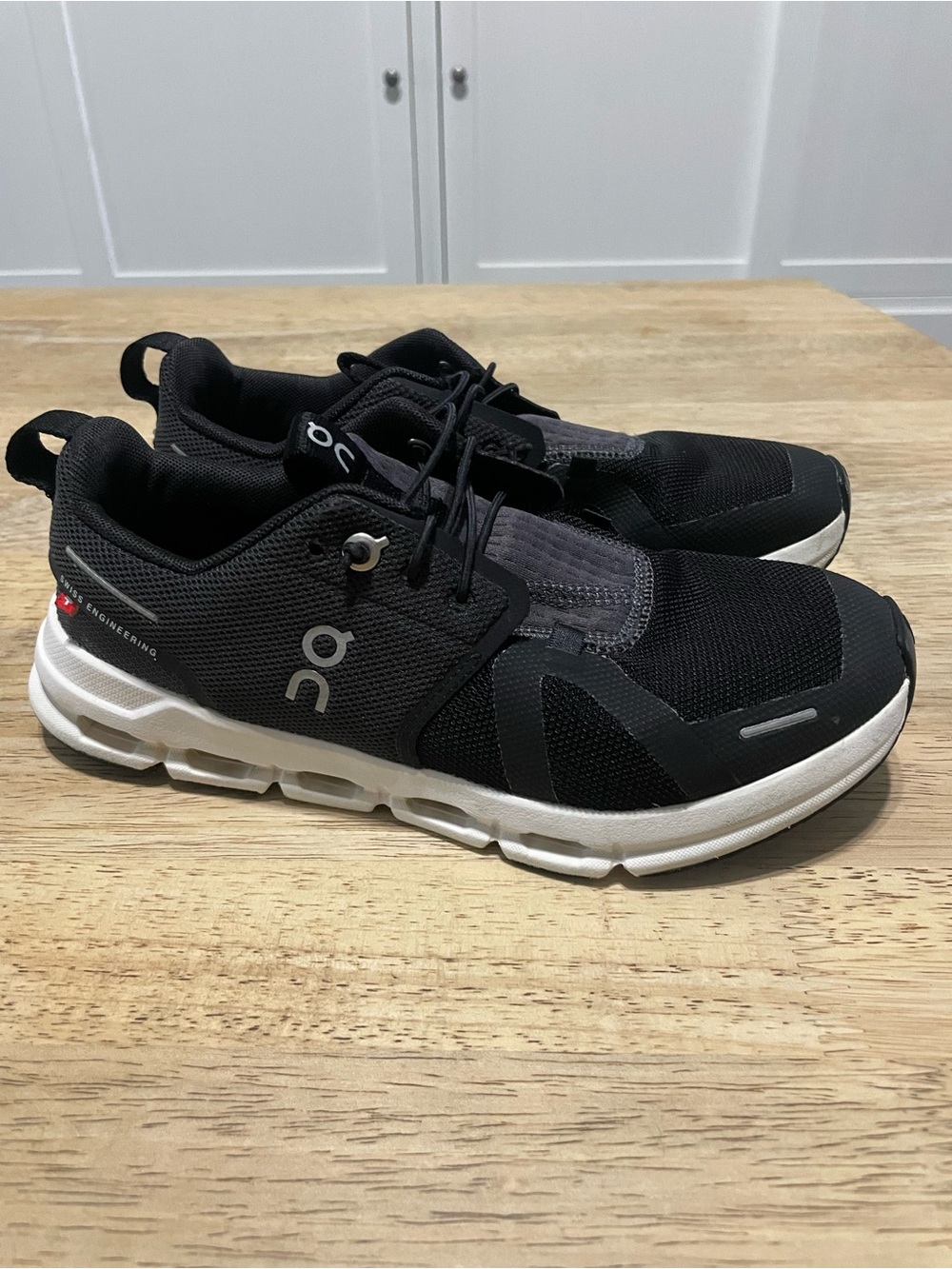 On Cloud Sneakers Black/White youth Running Shoes Size Y 4.5